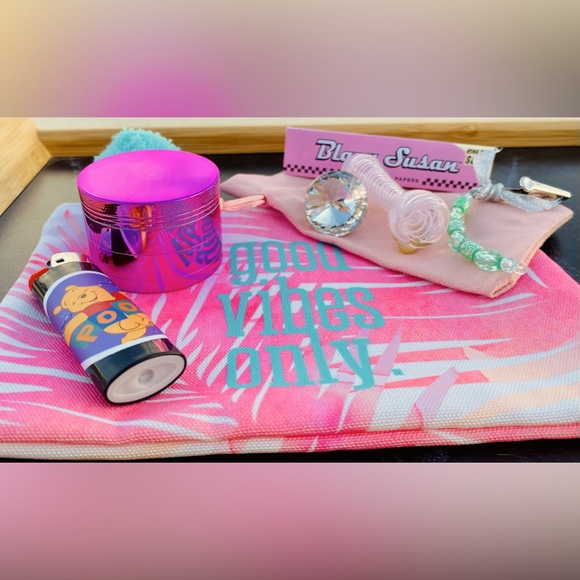 When A Woman Smokes Kit 💨 - Picture 1 of 10